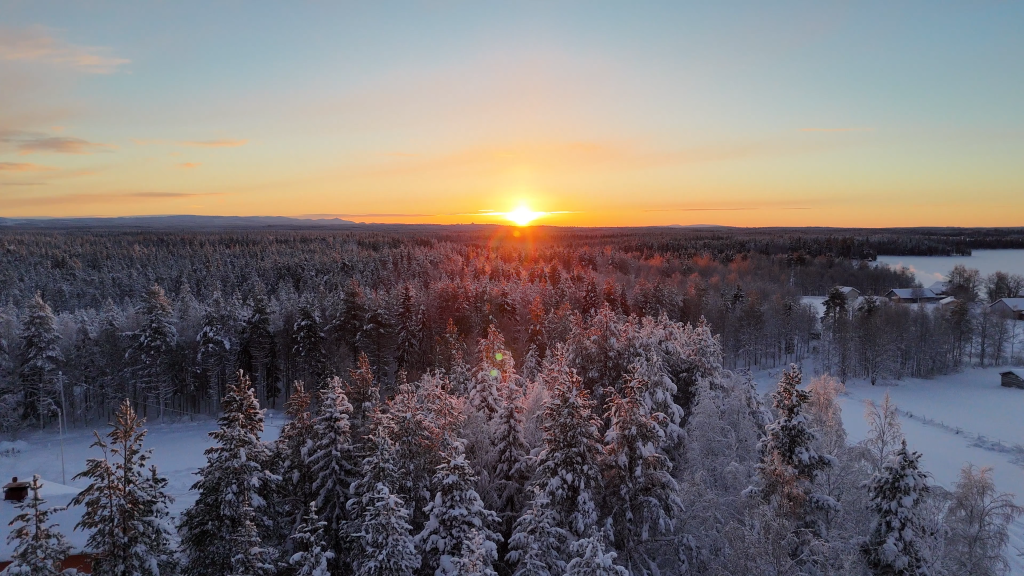 Esteetön taksi Rovaniemi talviolosuhteissa hotellin edessä